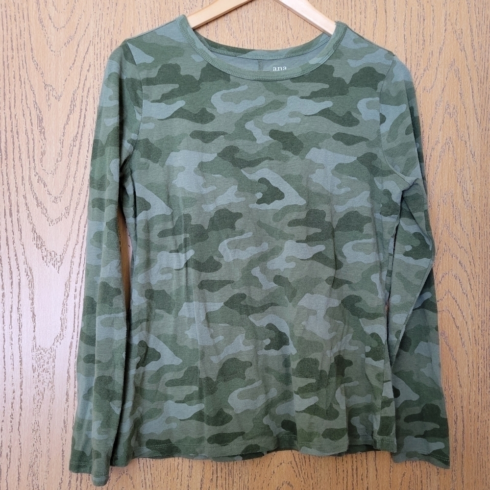 a.n.a camo print long sleeve tee Size M
